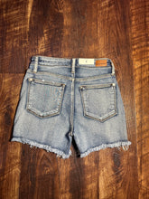 Load image into Gallery viewer, High waisted Frayed hem shorts
